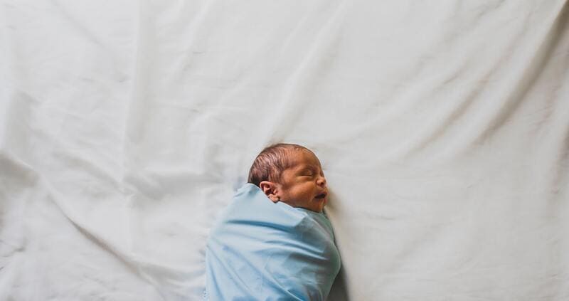 Jak układać główkę noworodka do snu